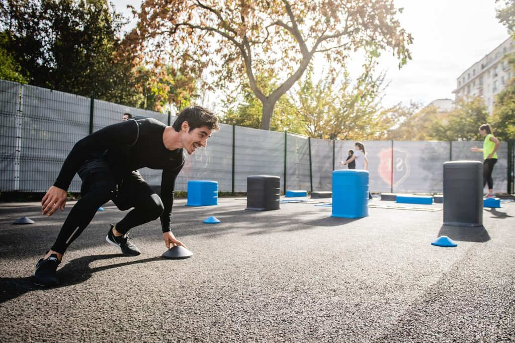 Athlet beim funktionellen Performance-Training zur Verbesserung von Stabilität und Belastungssteuerung