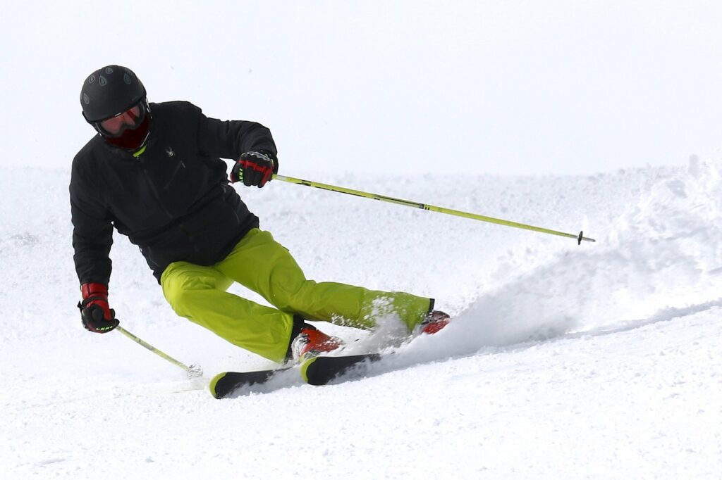 Skifahrer mit moderner Performance-Skibekleidung bei alpinen Winterbedingungen