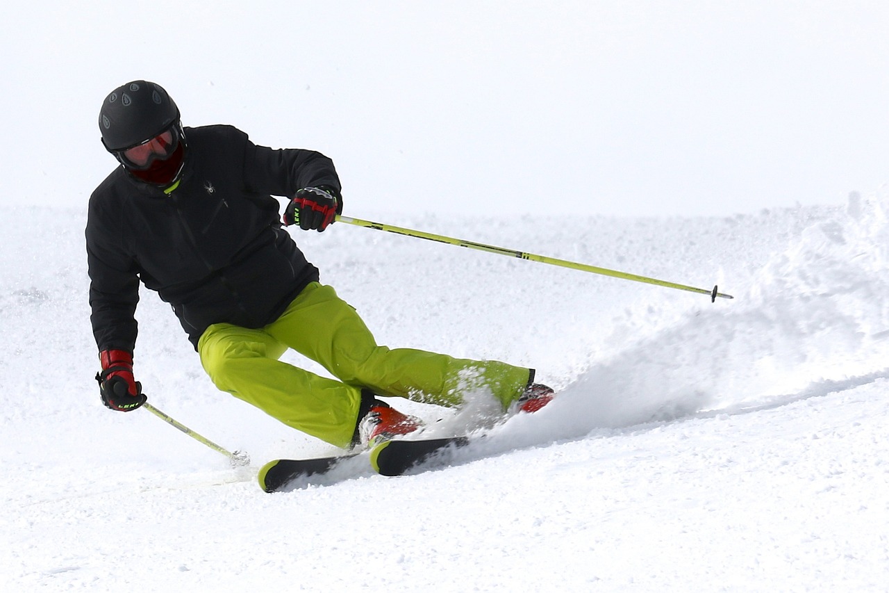 Skifahrer mit moderner Performance-Skibekleidung bei alpinen Winterbedingungen